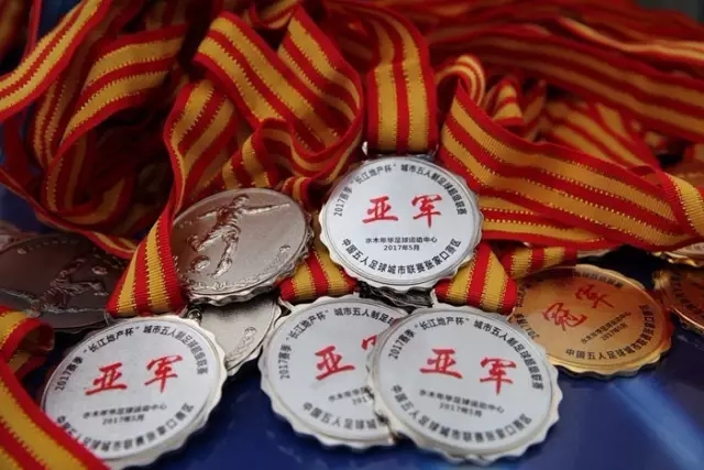 曼联确认诺厄·阿贾伊签订长期合同